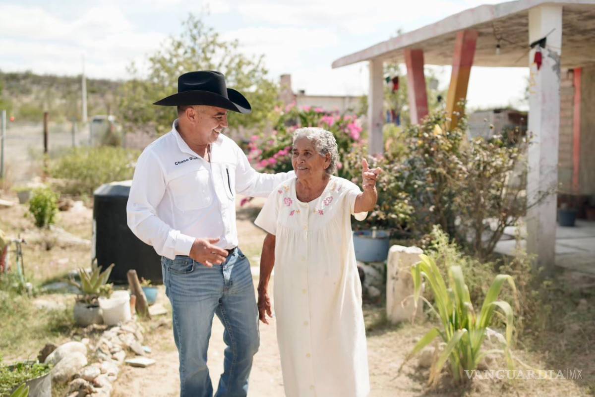 $!Autoridades de Sabinas coordinan la distribución de agua en pipas para las zonas de mayor necesidad.