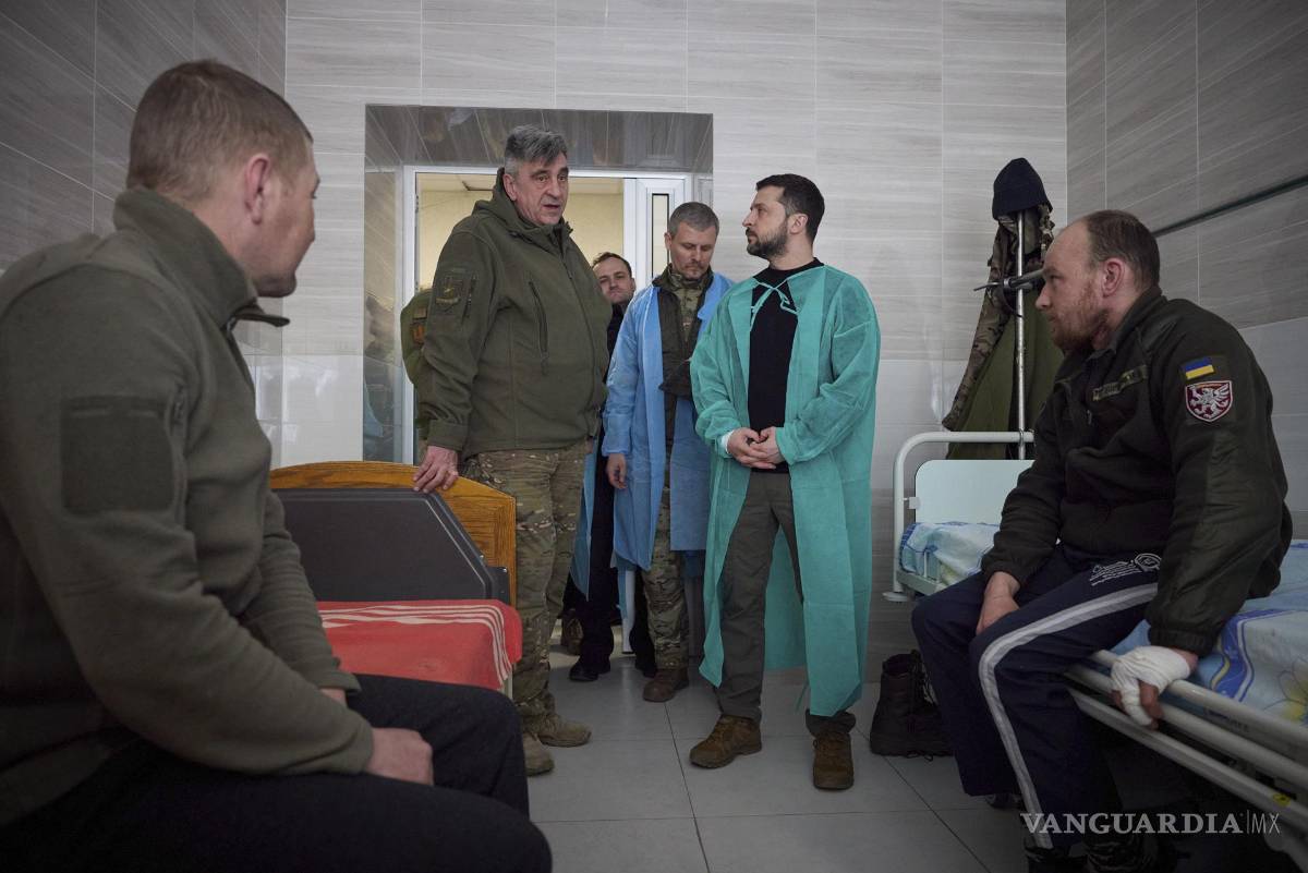 $!El presidente ucraniano Volodímir Zelenski (C-R) hablando con militares heridos mientras visita un hospital militar.