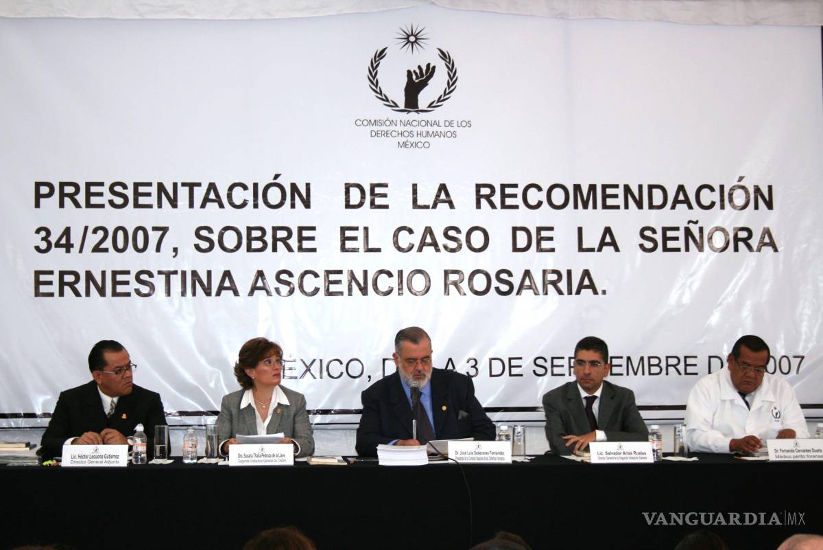 $!MEXÍCO. D.F. 03 SEPTIEMBRE 2007.-Hector Gutierrez Director General Adjunto,Susana Thalia Pedroza segunda visitante de la Comicion Nacional de Derechos Humanos José Luis Soberanes Presidente de la Comicion Nacional de los Derechos Humanos, Salvador Arias Director de la segunda Visita y Fernando Servantes, Medico Forense, dieron a conocer las recomendaciones sobre el caso de la señora Ernestina Ascencio Rosaria, recomendaciones en las cuales se pide entre otras cosas que se profesionalice la labor de los traductores que prestan auxilio a las diferentes agencias del Ministerio Público de la procuraduría estatal.