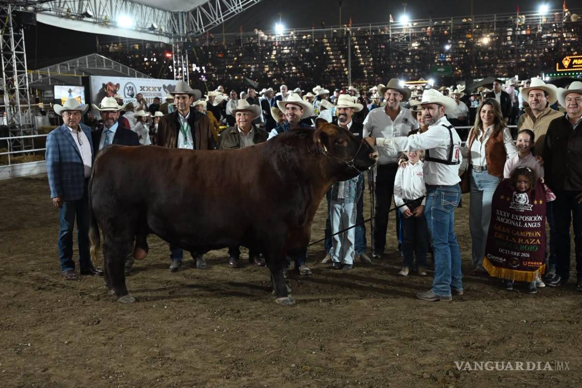 $!El gobernador Manolo Jiménez Salinas premió al Gran Campeón de la Raza Angus durante la XXXV Exposición Nacional, acompañado de ganadores y organizadores.