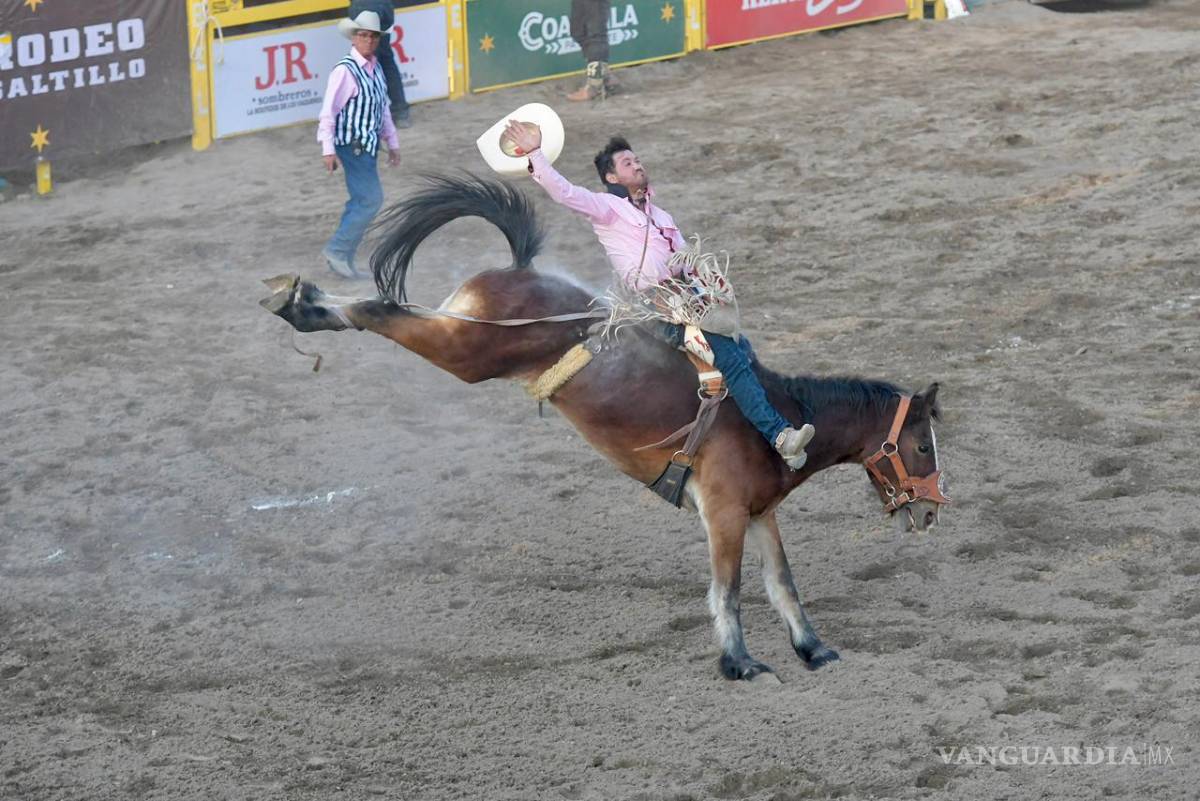 $!Jonathan Estrada logró los 8 segundos en la categoría de Caballo con pretal.