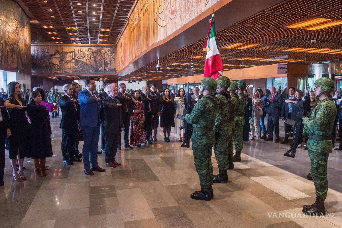 $!Santiago Creel y Alejandro Armenta llevan a cabo los honores a la bandera en el vestíbulo debido a que los integrantes de la escolta y banda de guerra de la Sedena iban armados.