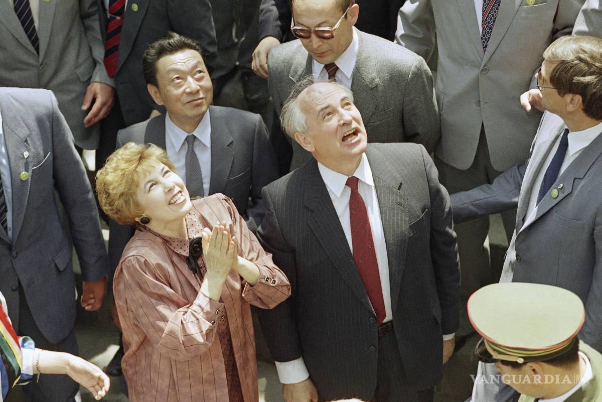 $!El líder soviético Mikhail Gorbachev y su esposa Raisa reaccionan mientras recorren la Gran Muralla China en Badaling, el 17 de mayo de 1989 en Beijing.