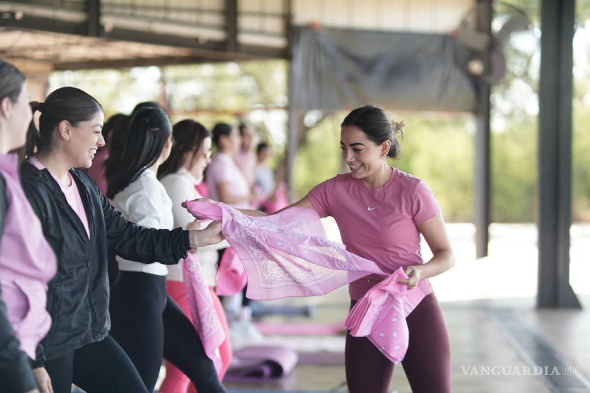 $!Sabinas se une en favor de la salud y la prevención del cáncer de mama con una activa sesión de entrenamiento funcional.
