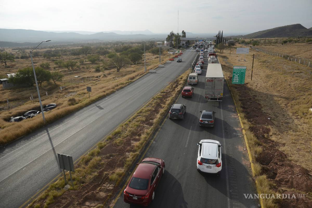 $!Acusan viajeros falta de personal en casetas de cobro