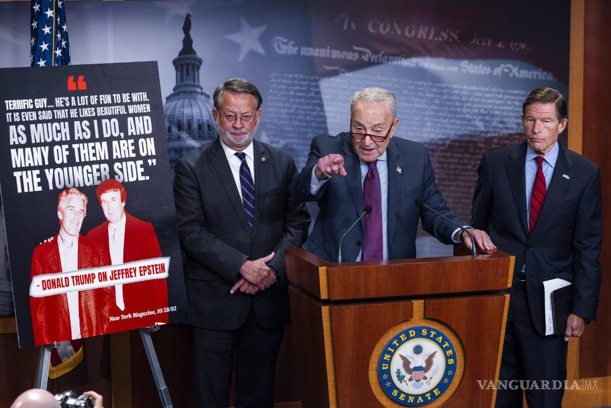 $!El líder de la minoría del Senado, Chuck Schumer (c) habla sobre la relación de Donald Trump, con el difunto delincuente sexual Jeffrey Epstein en el Capitolio.