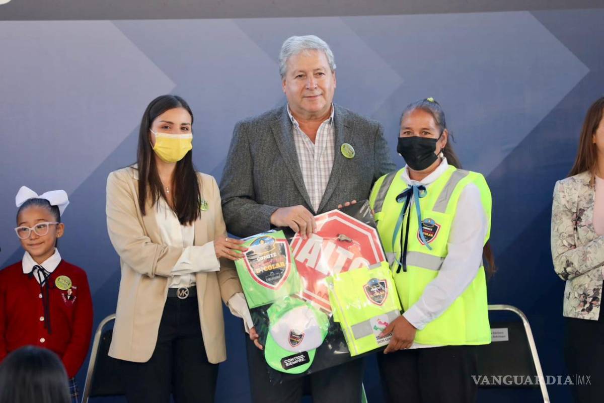 $!Entregó a integrantes de los comités los kits que constan de chaleco, gorra, silbato y paleta de alto/siga.