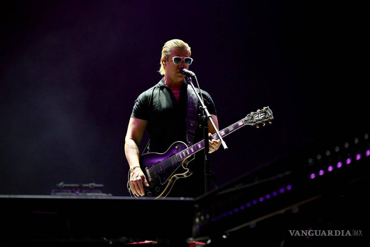 $!Paul Banks e Interpol durante su presentación en el primer día de Pal Norte.