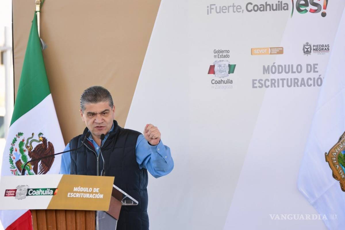 $!Miguel Riquelme y Claudio Bres entregan 52 escrituras a familias del norte de Coahuila, suman 977