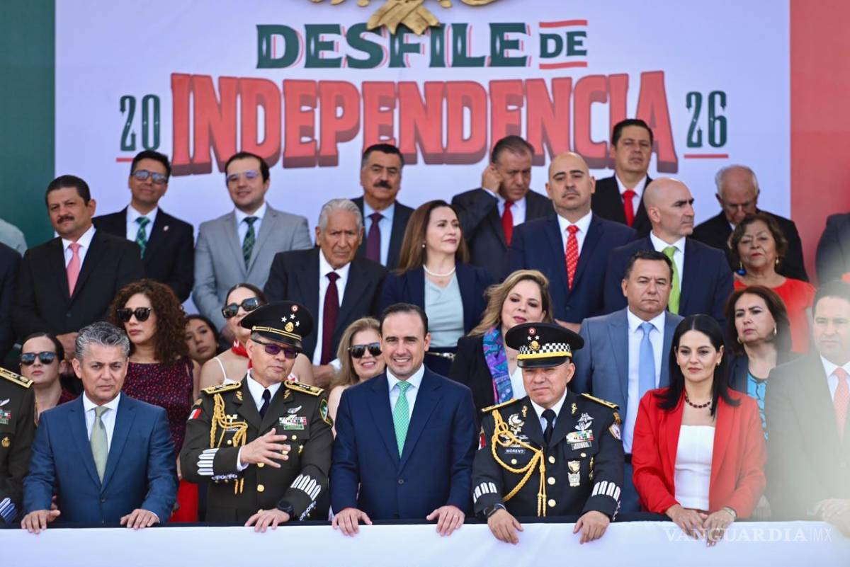 $!Autoridades estatales y municipales encabezaron el desfile conmemorativo por el 216 aniversario del inicio de la Independencia de México en Saltillo.
