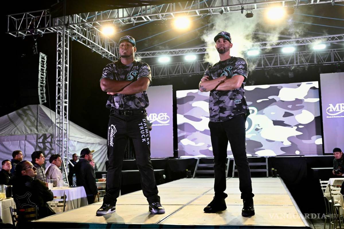 $!Jugadores del equipo modelaron los nuevos diseños ante aficionados, directivos y patrocinadores.