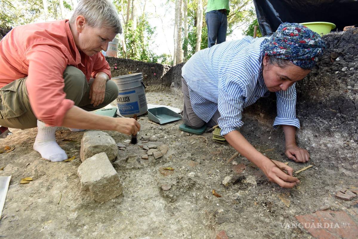 $!Daniela Triadan (i) y Verónica Vázquez (d), dos miembros del equipo de investigadores, mientras excavan en la zona de Aguada Fenix en el sur de México, el monumento de la cultura maya más grande y antiguo jamás descubierto. EFE/UArizona/Takeshi Inomata