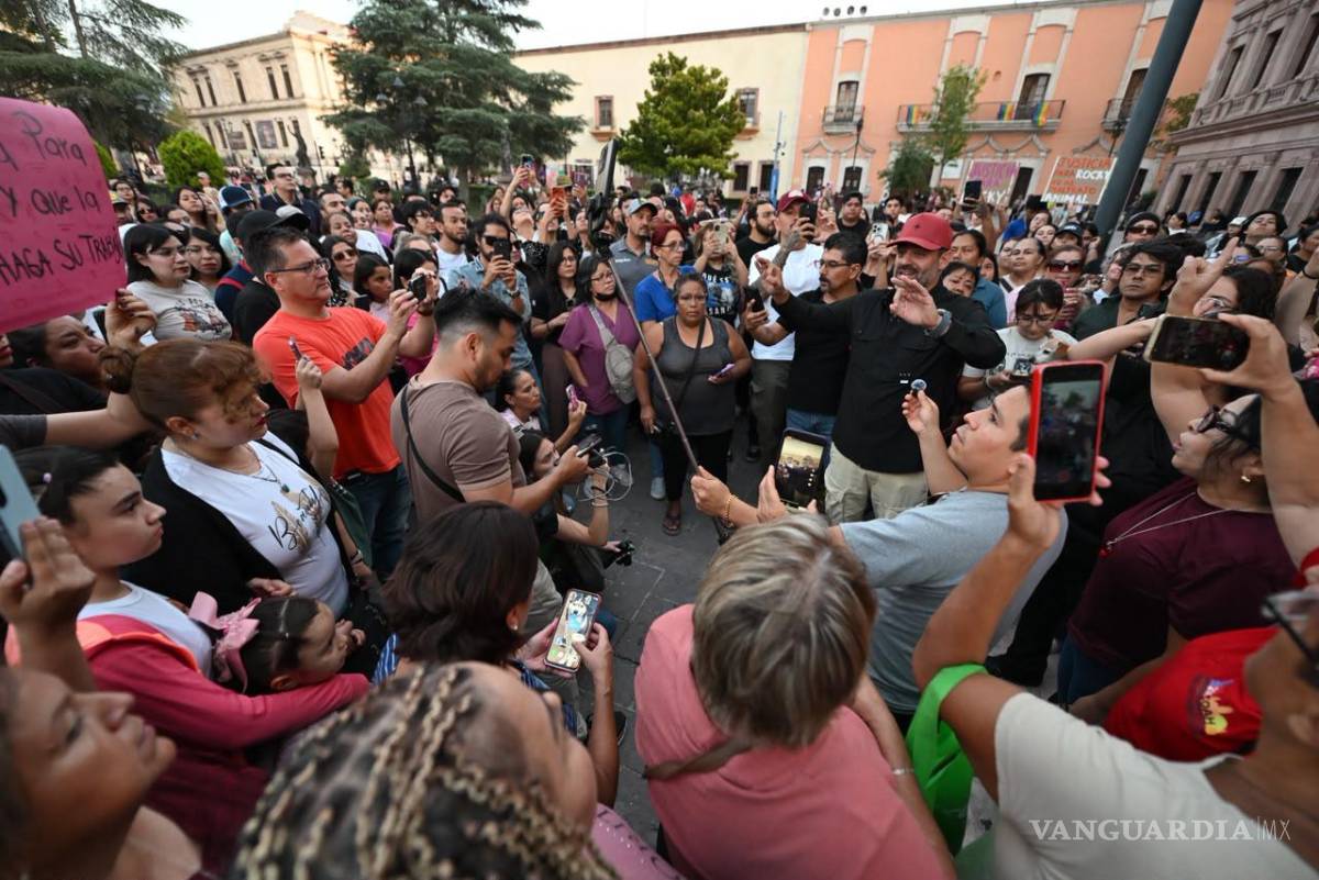 $!Cientos de ciudadanos se reunieron en la Plaza de Armas de Saltillo para exigir justicia por la muerte de “Rocky” y un castigo ejemplar contra el maltrato animal.
