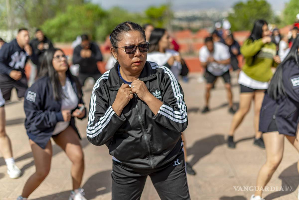 $!Los asistentes, guiados por la boxeadora Mónica Trejo, aprendieron técnicas básicas de boxeo mientras fortalecían su disciplina y compromiso con la salud.