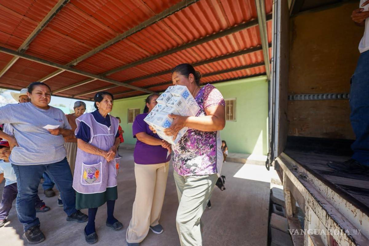 $!Las brigadas del organismo recorrieron distintas rutas para llevar productos de la canasta básica a familias de la zona rural.