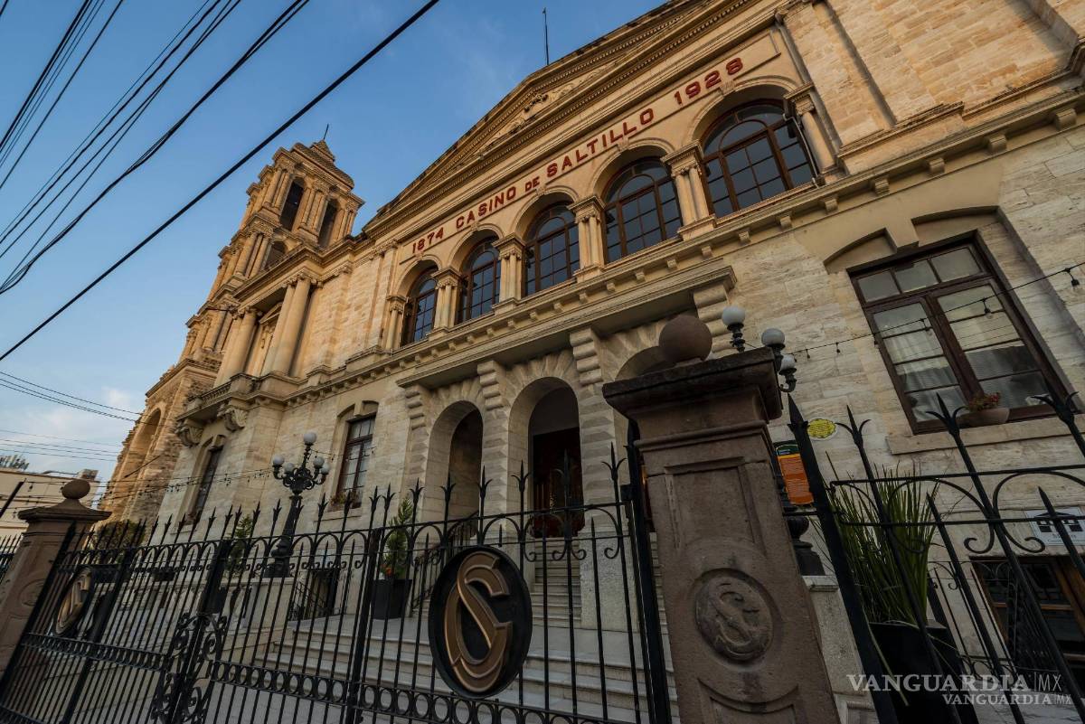 $!El Casino de Saltillo es uno de los edificios emblemáticos del primer cuadro de la ciudad.