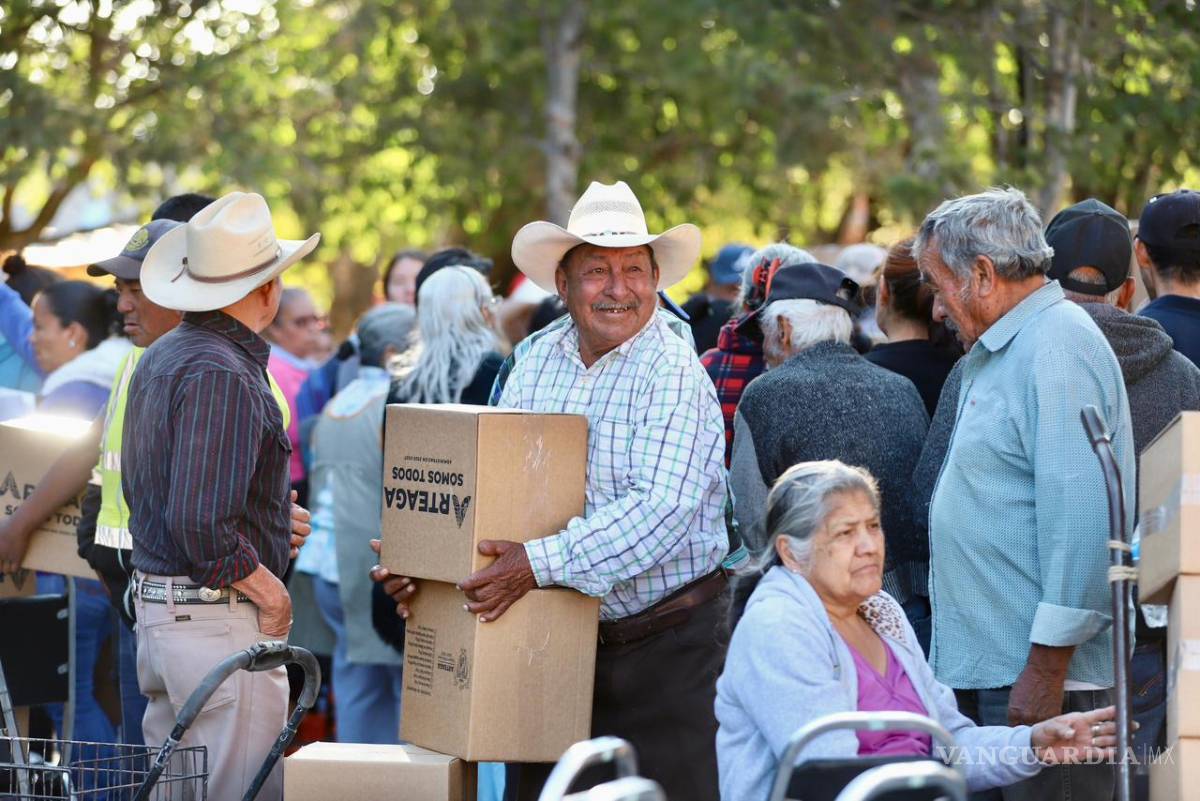 $!Durante la primera etapa se entregaron despensas con productos de la canasta básica a familias de diversas comunidades rurales de Arteaga.