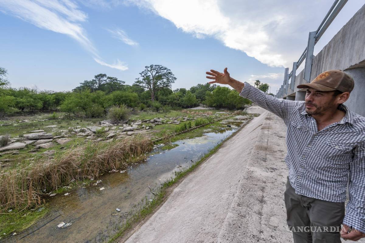 $!Jorge Garza, consejero del Cepaci, señala uno de los tajos que se hicieron a la orilla del río, donde además, se aprecia tala de vegetación.