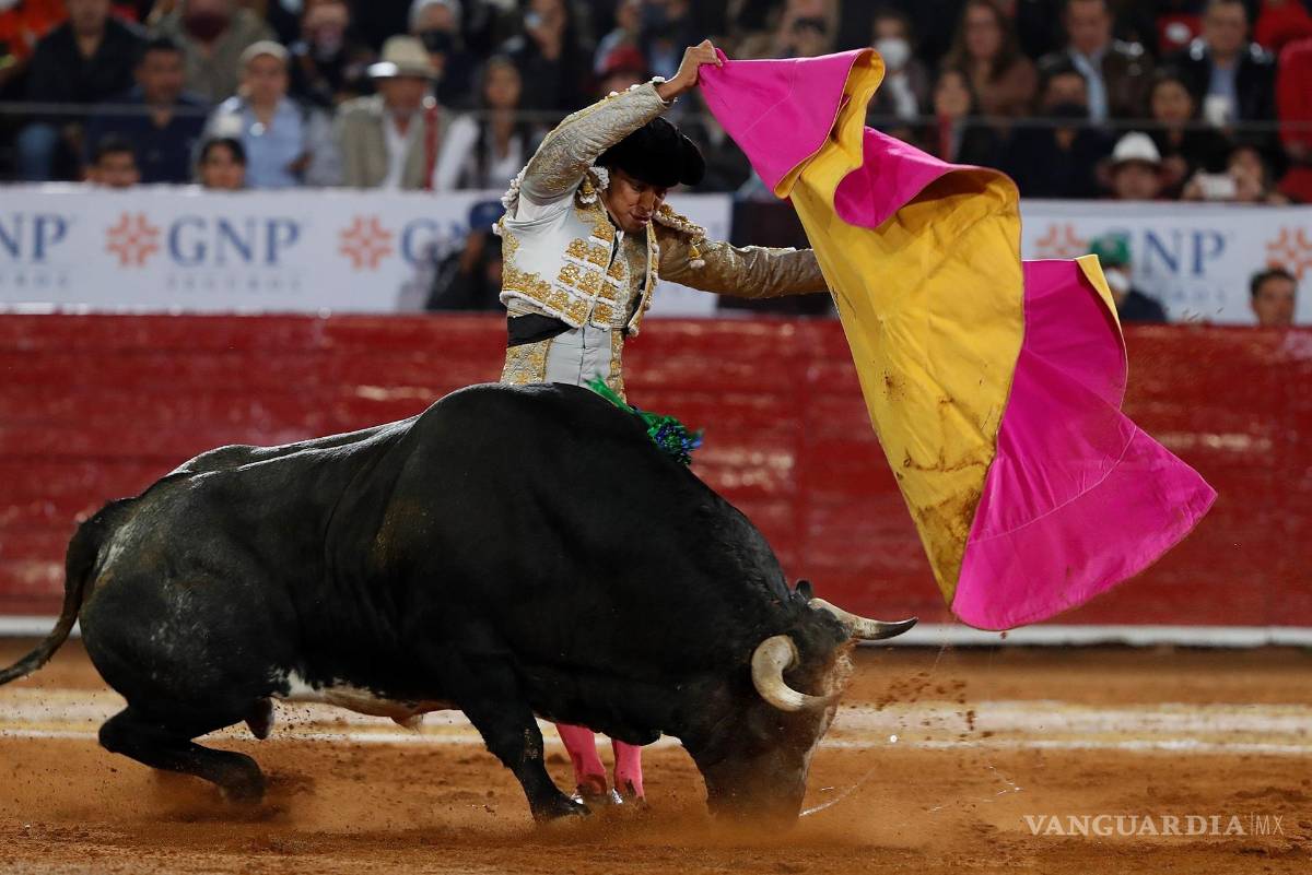 $!El torero mexicano Diego Valadez lidia a su primer toro al toro “Barbarana” de 512 kg, durante la corrida nocturna de la temporada grande de Las Luces, en la reapertura de la Plaza de Toros México en Ciudad de México. EFE/Mario Guzmán