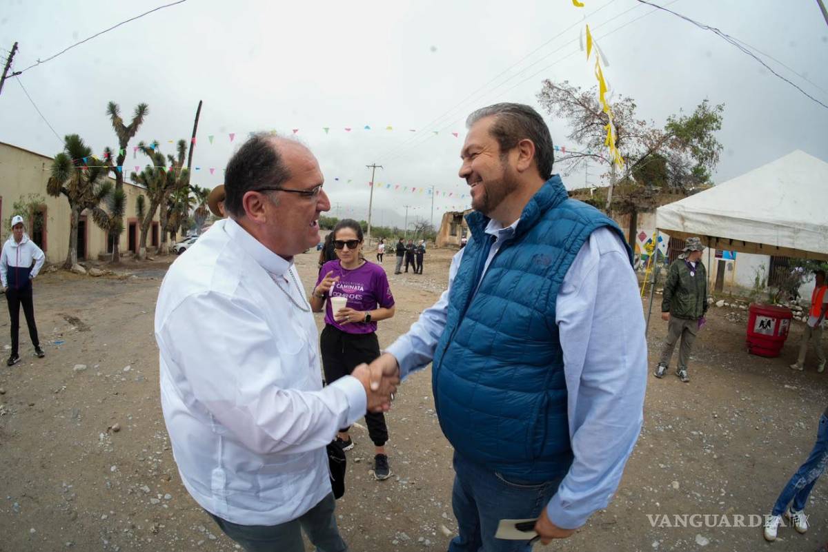 $!El obispo de Saltillo, Hilario González, participó en el recorrido.
