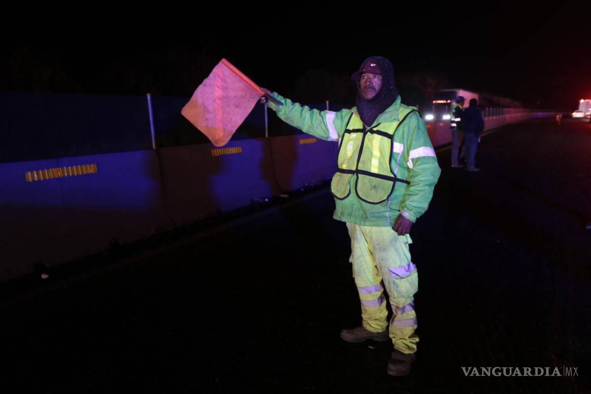 $!Al lugar acudieron elementos de Paramédicos del cuerpo de Bomberos de Arteaga para brindar primeros auxilios al conductor del vehículo y su acompañante, mismos que se reportaron sin heridas de gravedad.