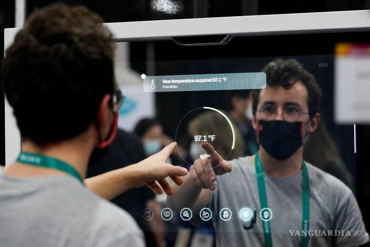 $!Gauthier Rouze utiliza el espejo inteligente de Baracoda Daily Healthtech. EFE/EPA/Caroline Brehman