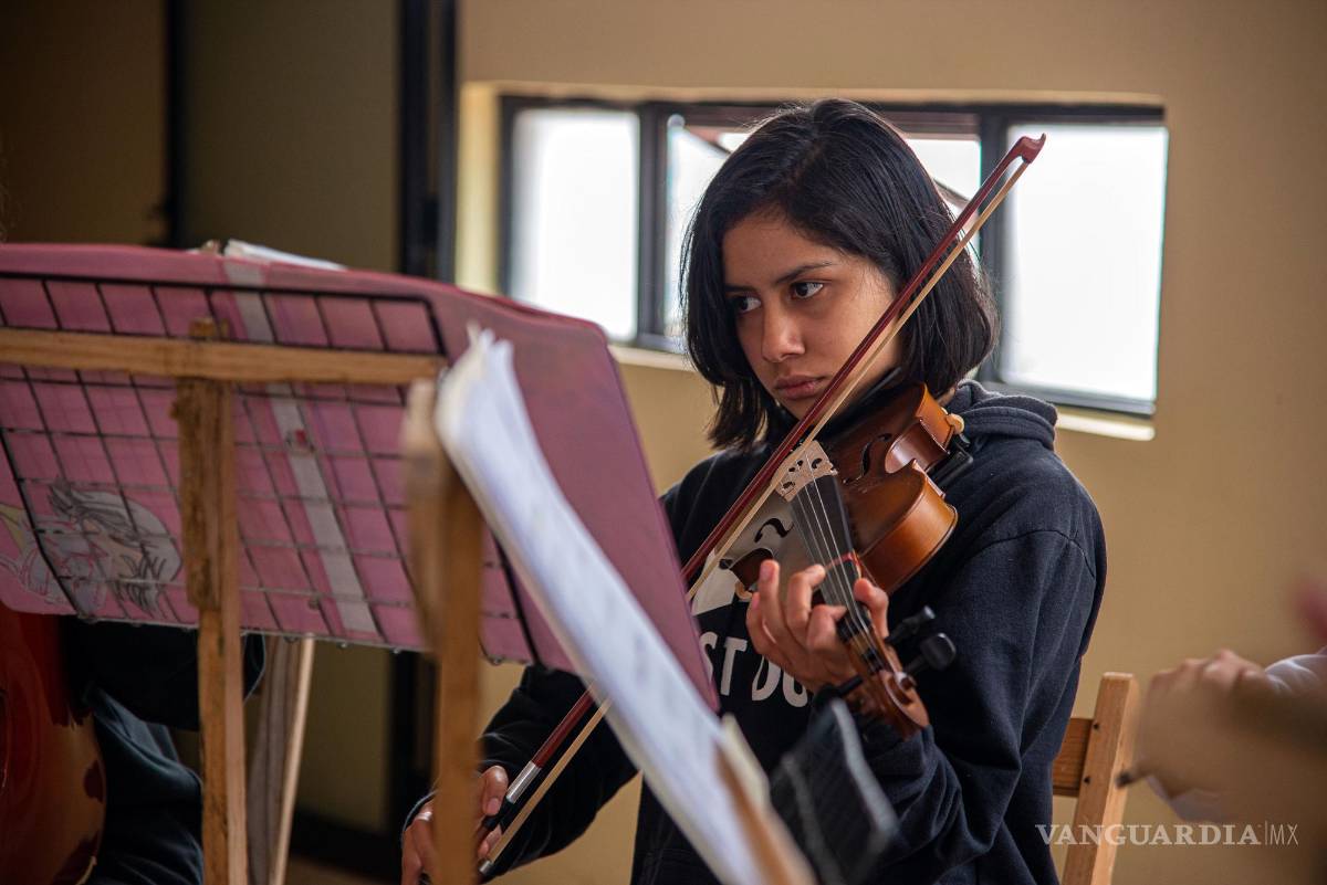 $!MEUna joven indígena tzotziles, integrante del proyecto musical Por la paz de la zona norte, ensaya en el Centro Cultural de San Cristóbal de las Casas (México).