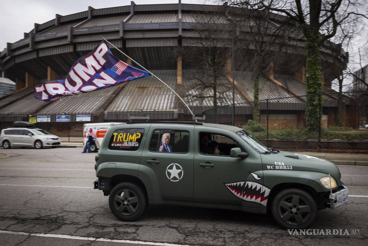 $!Un partidario del expresidente estadounidense Donald Trump pasa por uno de sus mítines de campaña del Súper Martes en Richmond, Virginia.