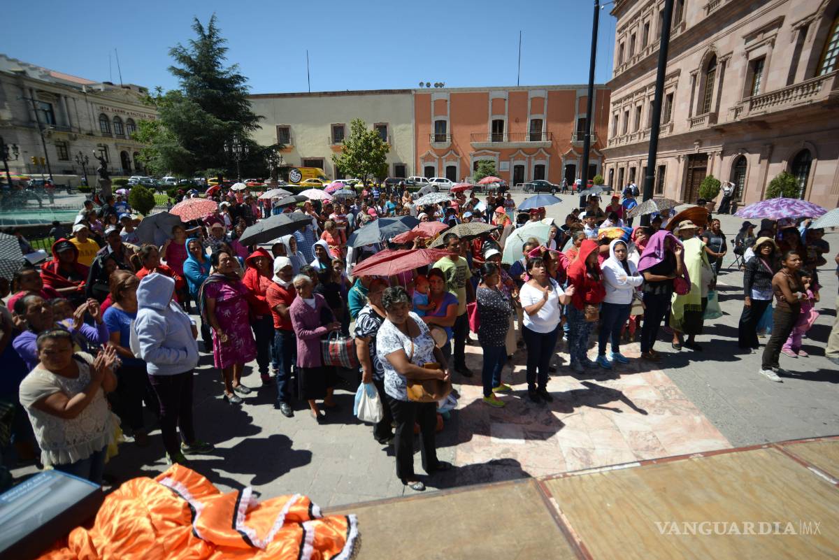 $!¡Lo cumplen! Antorcha Campesina va a plantón en Palacio de Gobierno de Coahuila