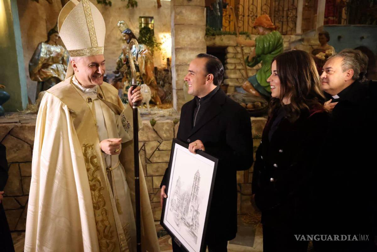 $!El Gobernador entrega un cuadro de la Catedral de Saltillo en el Vaticano.