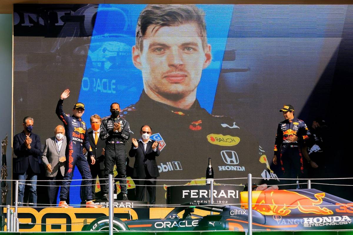 $!El holandés Max Verstappen (i) de Red Bull, el británico Lewis Hamilton (c) de Mercedes y el mexicano Sergio Perez de Red Bull, celebran en el podio en el Gran Premio de Fórmula Uno de México que se realiza en el Autódromo Hermanos Rodríguez en Ciudad de México. EFE/Carlos E. Ramirez