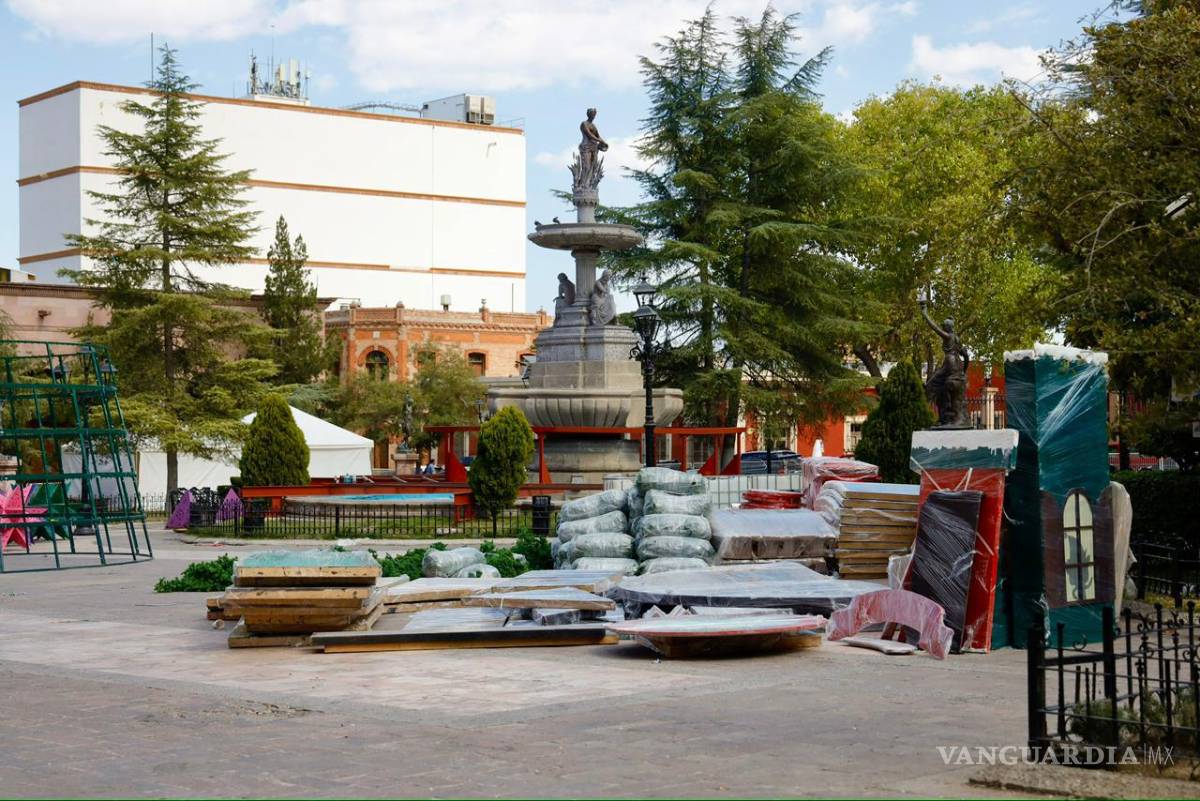 $!La instalación requiere especial cuidado para no dañar la fuente central ubicada en la plaza.