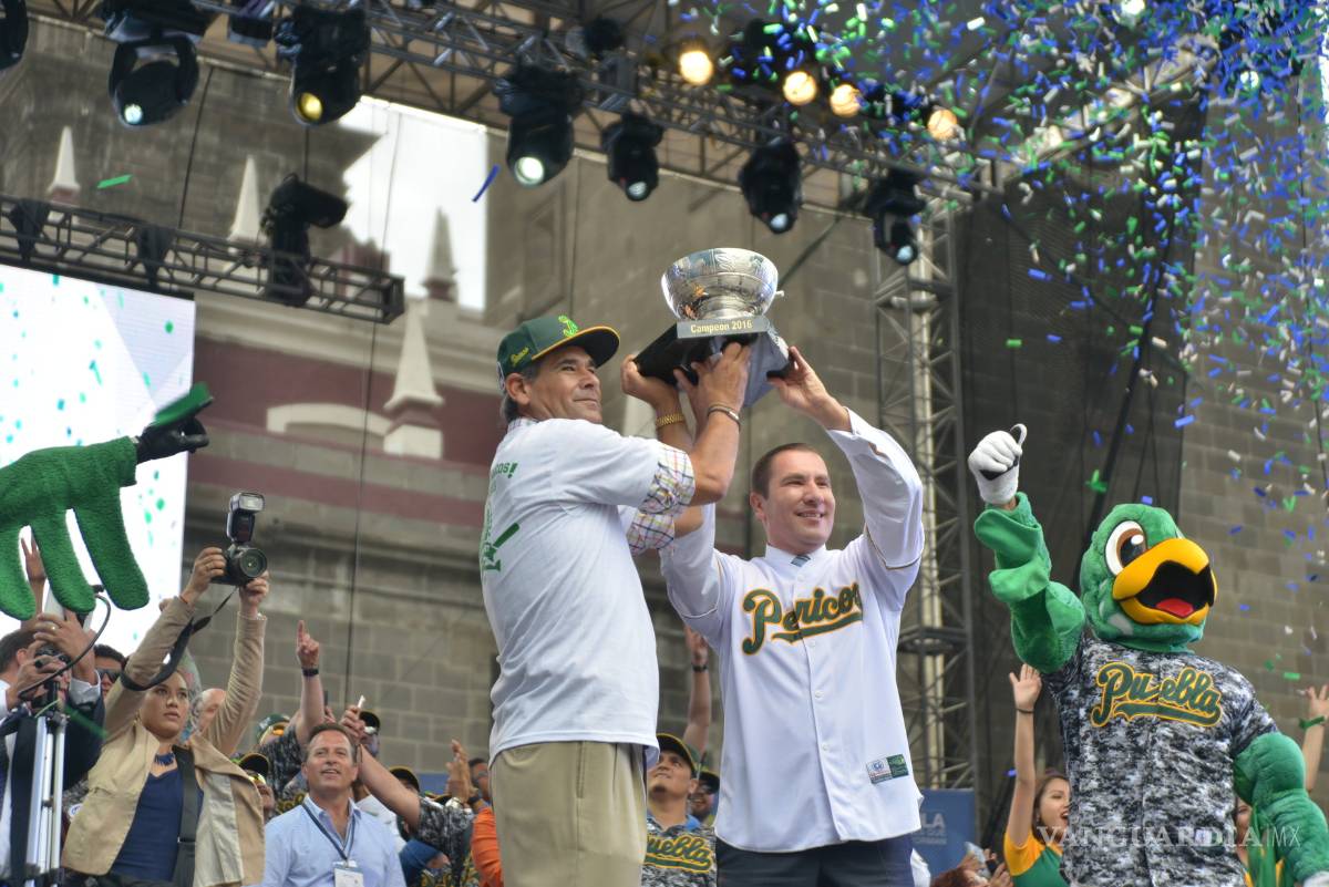 $!Pericos de Puebla festejan con el público su campeonato de la LMB