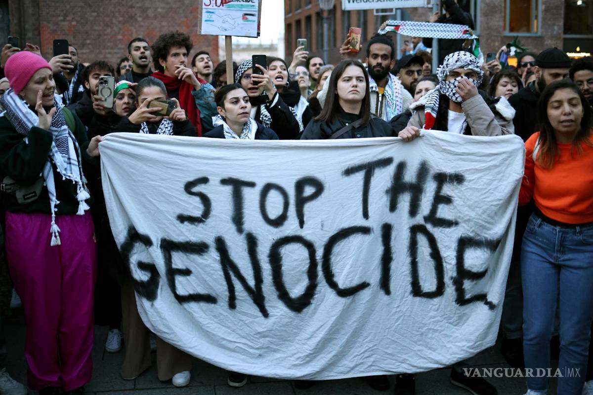 $!Activistas sostienen una pancarta que dice “Detengan el genocidio” durante una manifestación en solidaridad con los palestinos en Berlín, Alemania.