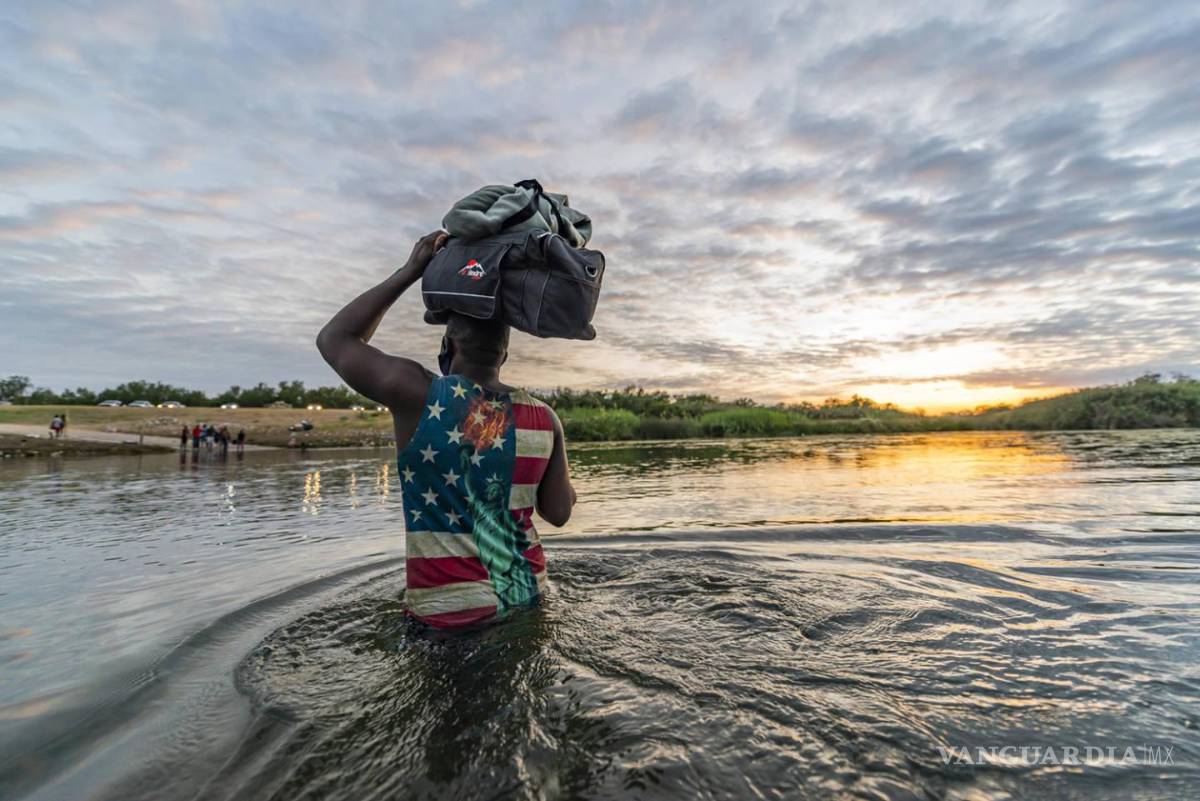 $!Migrante aprovecha el amanecer para cruzar por provisiones de Estados Unidos a México. Durante su viaje, migrantes reciben ropa de regalo, lo que visten es más por necesidad que por un mensaje.