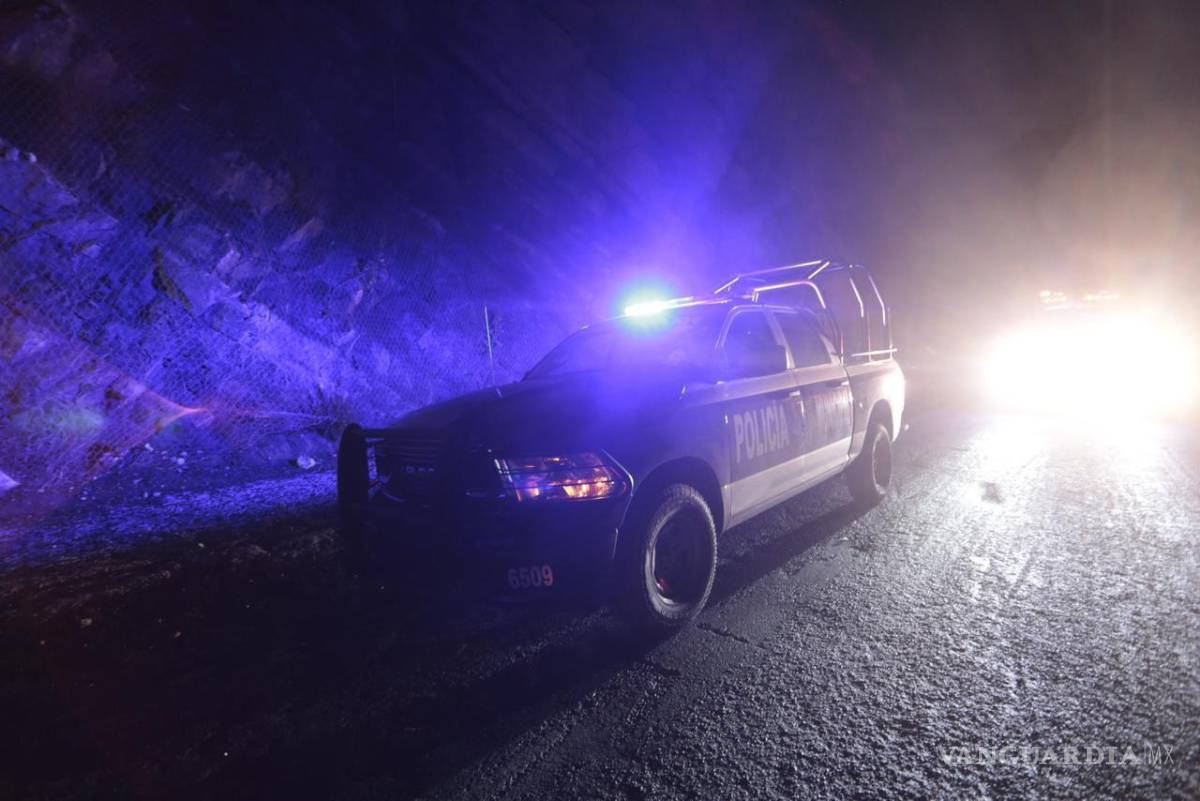 $!Ante la ausencia de la Guardia Nacional, elementos de Policía Municipal de Arteaga se encargaron de arribar al lugar para el abanderamiento de la zona del accidente, mismo que tuvo lugar en el kilómetro 231.
