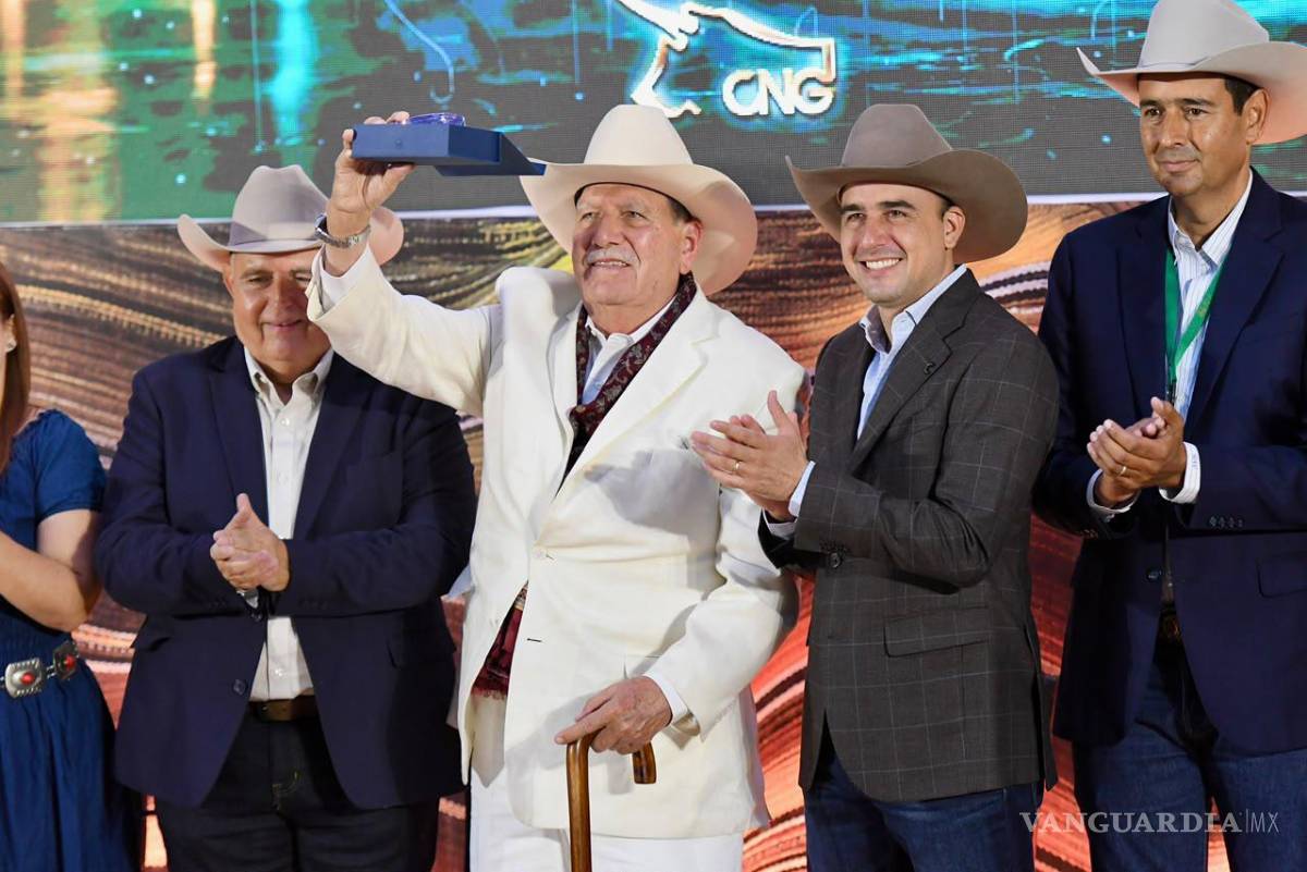 $!Don Arcadio León Estrada fue galardonado por su destacada gestión al frente de la Confederación Nacional Ganadera.