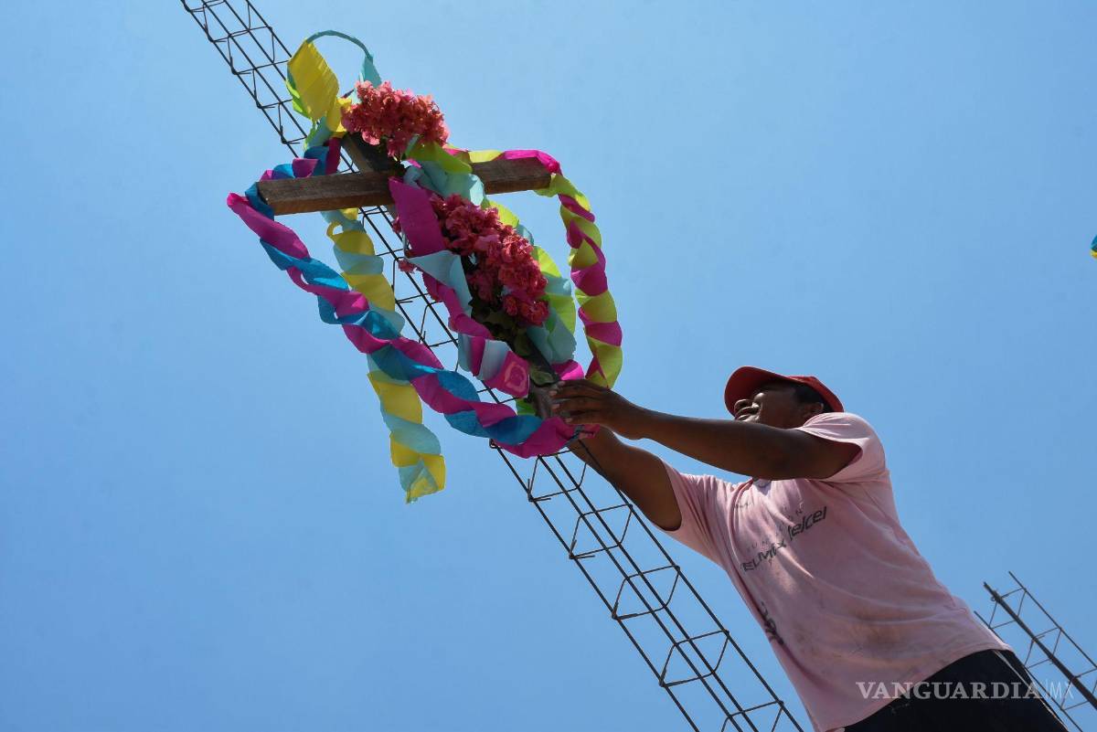 $!Como cada año se celebra el Día de la Santa Cruz o también el Día del Albañil, por lo que en la tradición se acostumbra a colocar una Cruz adornada en lo alto de la obra para no tener accidentes y la construcción no se caiga.