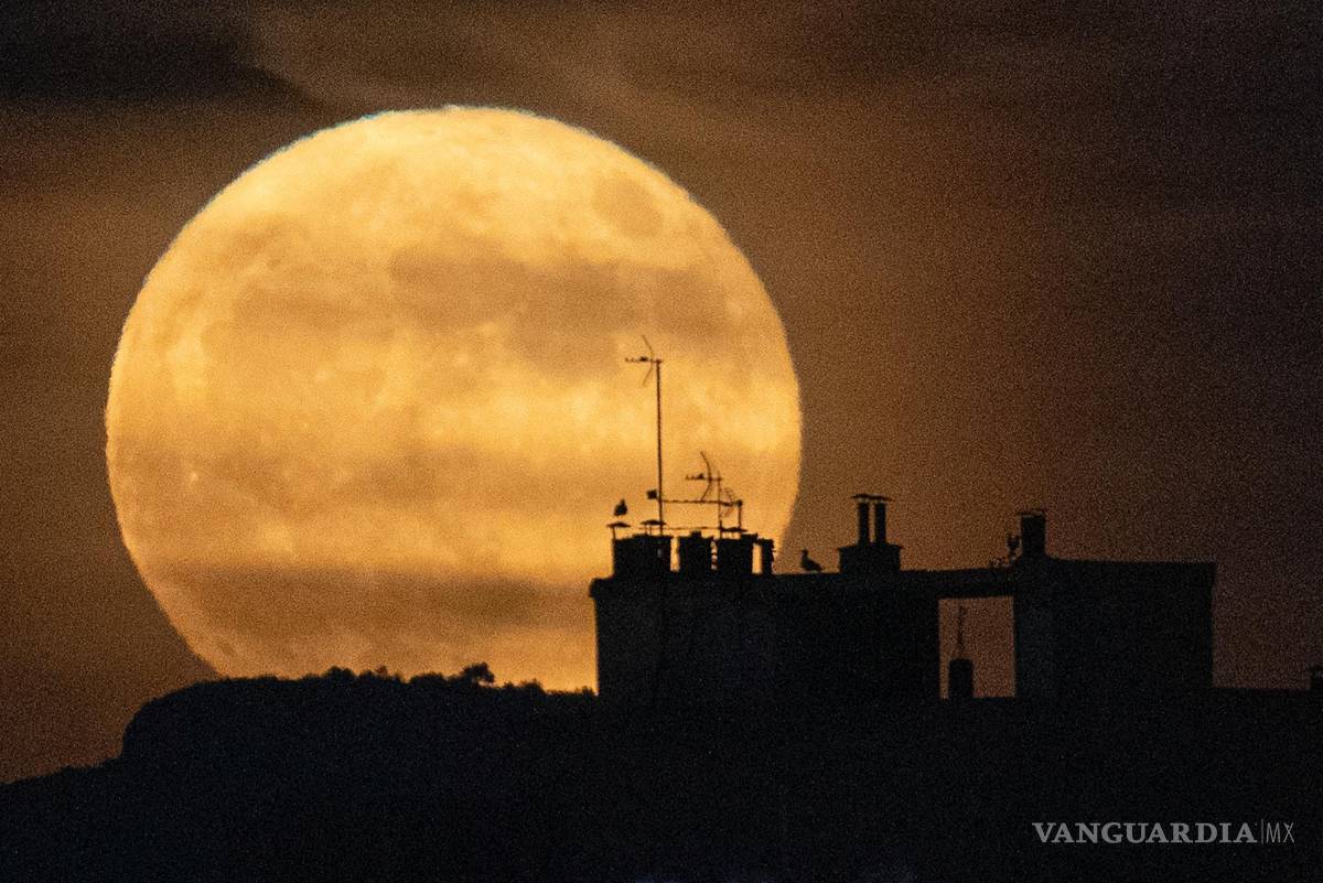 $!La luna llena se eleva sobre Marsella, en el sur de Francia. Durante un fenómeno conocido como la “ Strawberry Moon”.