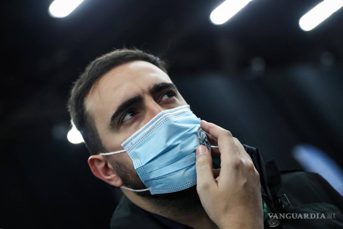 $!Una persona prueba un cubrebocas equipado con el kit de ventilación Aeronest durante. EFE/EPA/Caroline Brehman