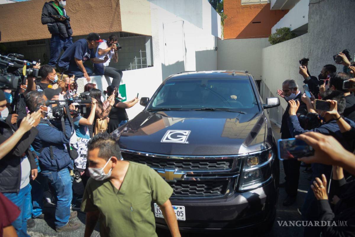 $!Salida de la carroza que traslada el féretro de Vicente Fernández, quien falleció la madrugada de este domingo. Sus restos serán trasladados a la Arena VFG dentro del Rancho Los Tres Potrillos.