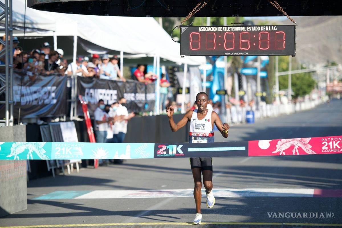 $!El keniano Robert Gaitho Gititu se coronó como el flamante campeón y nuevo monarca de la 21 K Coahuila