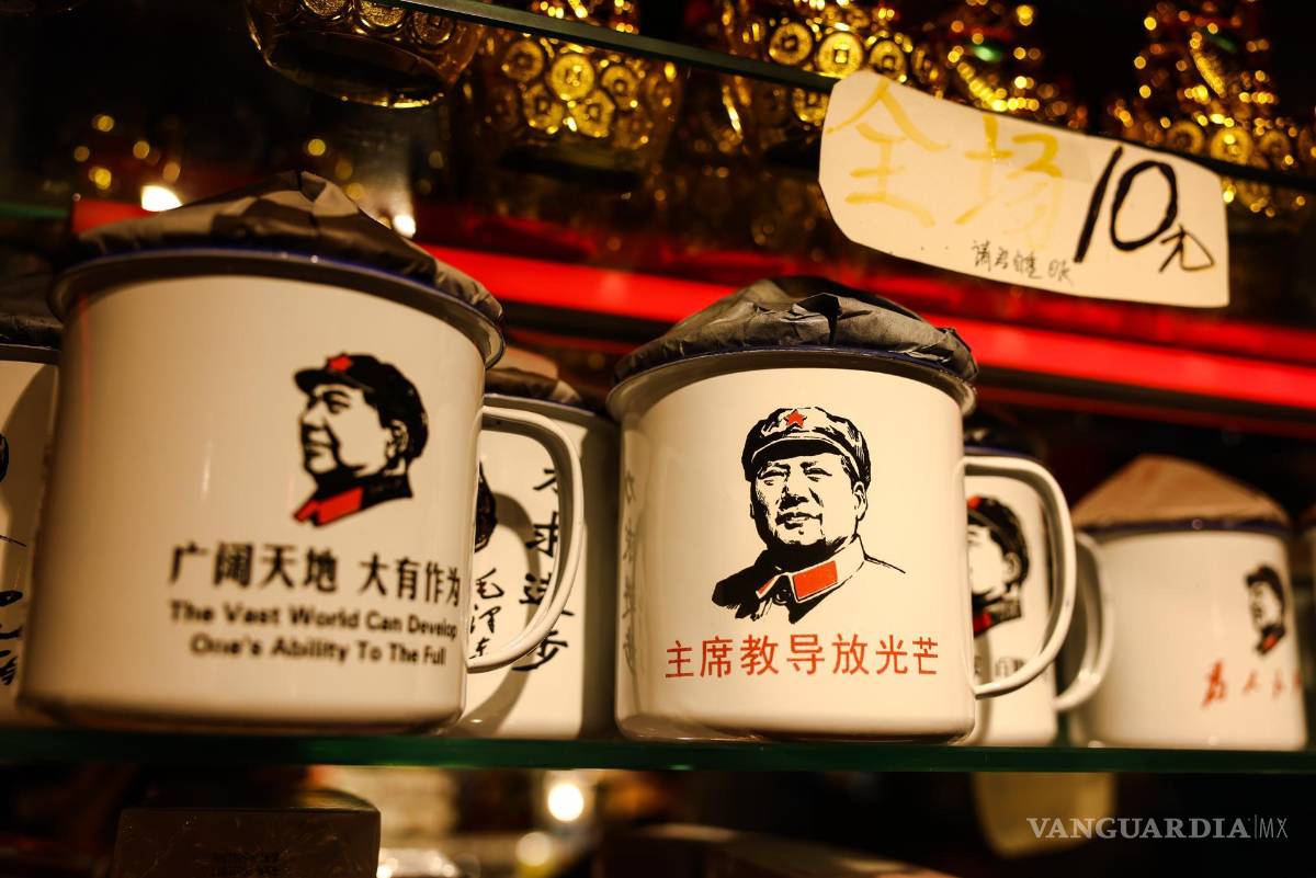 $!Tazas con imágenes del expresidente del Partido Comunista Chino Mao Zedong se exhiben en una tienda de Pekín, China.