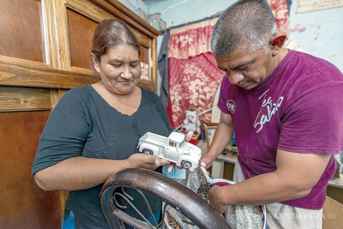 $!Sus padres recuerdan a Lalo con algunos juguetes de su infancia.