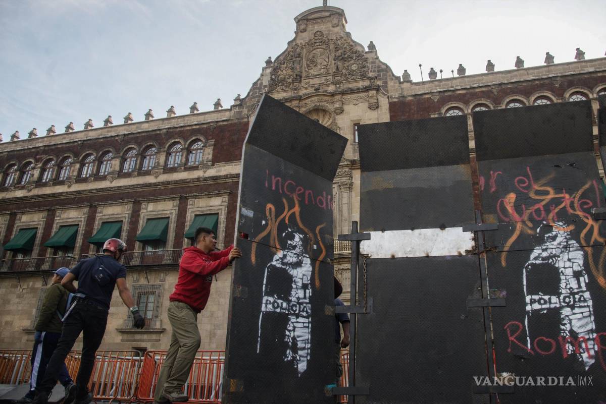 $!Con vallas metálicas comenzó el resguardo de Palacio Nacional previo a la marcha del 8M que se realiza en el marco del día internacional de la mujer | Foto: Cuartoscuro