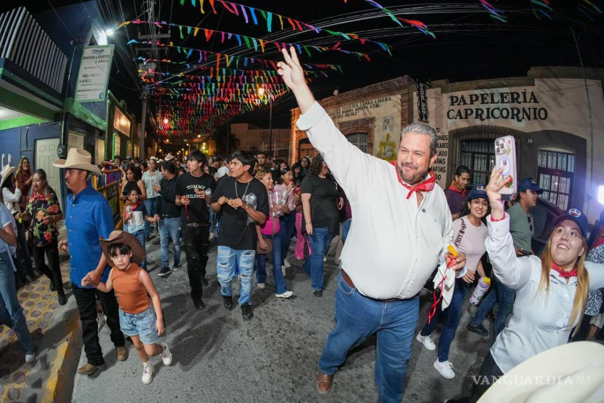 $!La tradicional Callejoneada por el Centro de Ramos Arizpe permitió promover la historia y tradiciones del municipio.