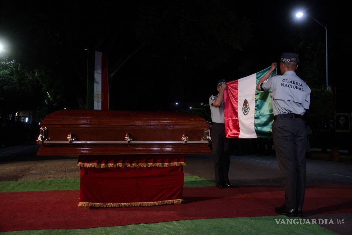 $!Una bandera de México, que cubría el féretro, fue entregada a sus familiares por parte del secretario de la Defensa Nacional.