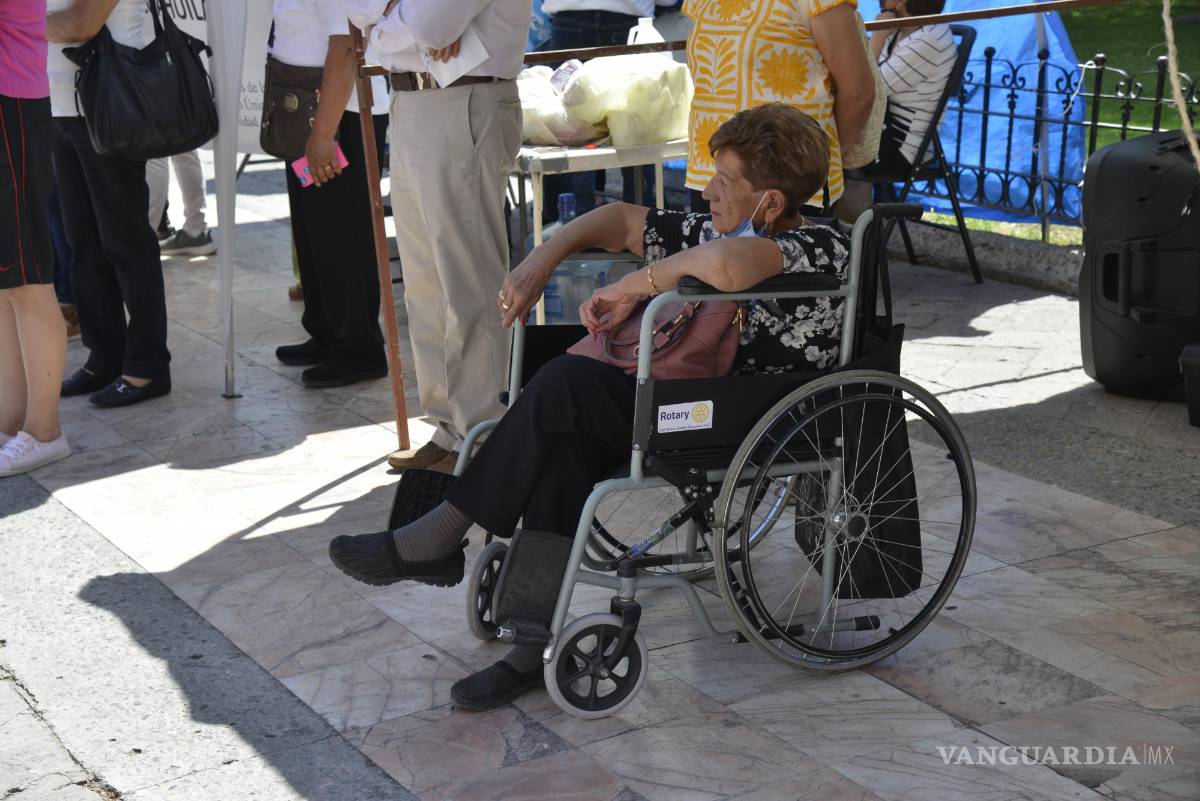 $!Protesta de pensionados de la secc 38 del SNTE frente a Palacio de Gobierno, por los problemas que aseguran se mantienen en la clínica y servicio médico