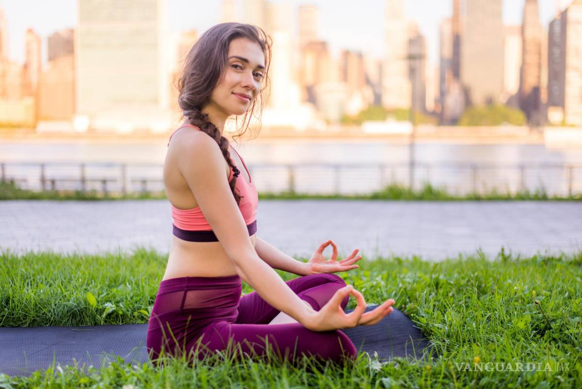 $!Joven practicando 'mindfulness' en un parque.