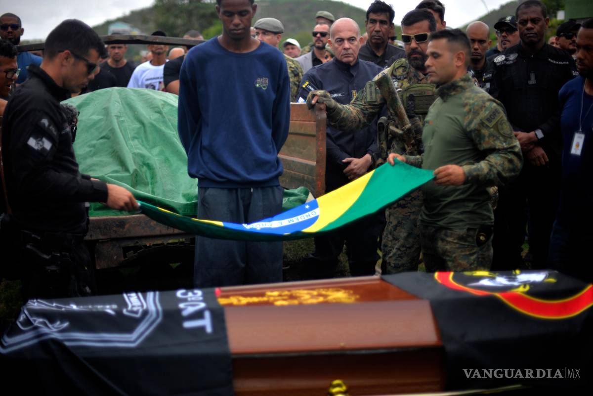 $!Familiares y compañeros asisten al funeral de un policía muerto durante una redada policial contra una banda de narcotraficantes, en Río de Janeiro.